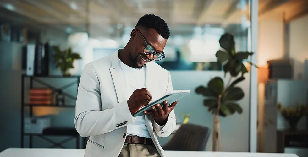 Manager using ITA Group employee recognition software
